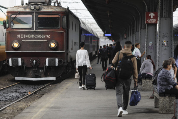 Întârziere de peste două ore la un tren cu sosire în Gara de Nord. Un șofer de tir a traversat calea ferată fără să se asigure | FOTO: Inquam Photos /Octav Ganea