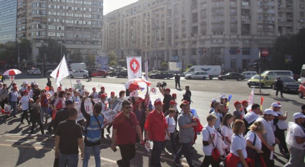 Sindicaliștii din sănătate protestează în Piața Victoriei din București. Aceștia sunt nemulțumiți de noua lege a salarizării