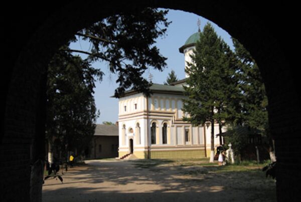 trei biserici