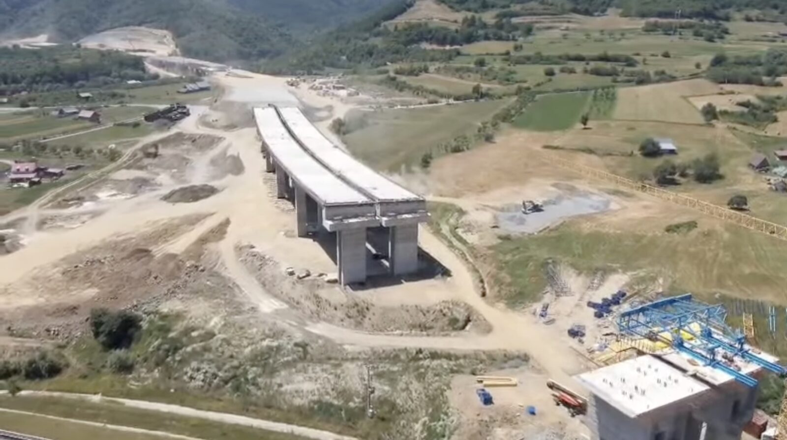 VIDEO | Progres pe Secțiunea 2 a Autostrăzii A1, care va lega Bucureștiul de Sibiu. Se lucrează la 9 viaducte și 3 tuneluri