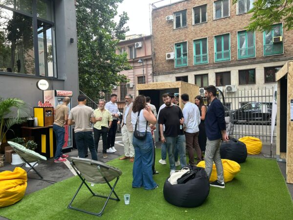 Bucureștiul „imaginat” cu ajutorul inteligenței artificiale, într-o instalație interactivă la un studio de arhitectură
