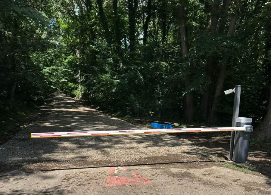 Romsilva va monta propria barieră pe drumul din Pădurea Băneasa dacă Federația Greenfield nu oprește accesul auto