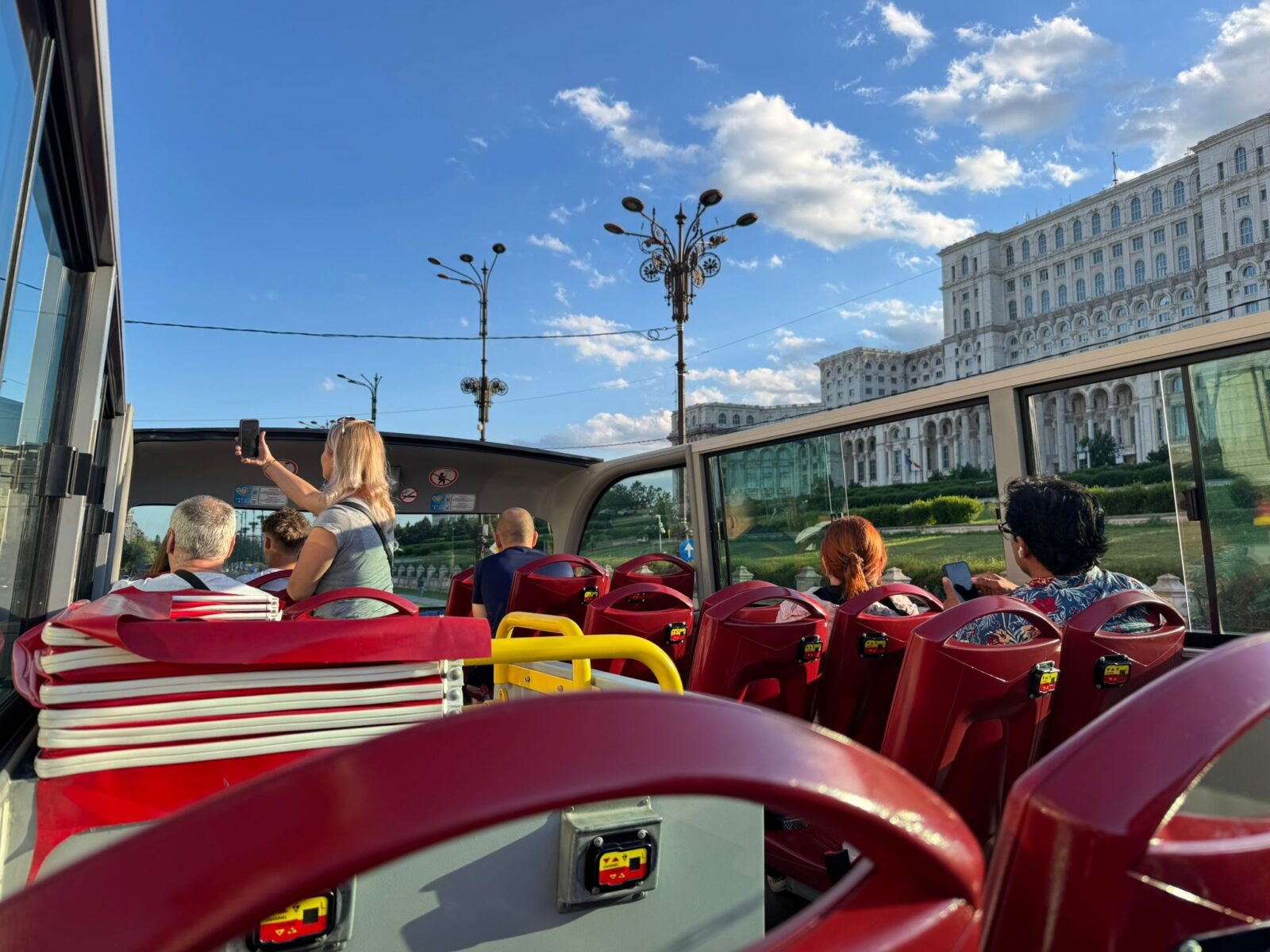 Bani mai puțini pentru tururile de la „Bucharest City Tour”. Tarife promoționale, până pe 26 iulie. FOTO: BdB