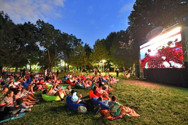 Primul weekend din „Cinema sub Stele” are loc în Parcul ANL Constantin Brâncuși. Ce filme sunt proiectate