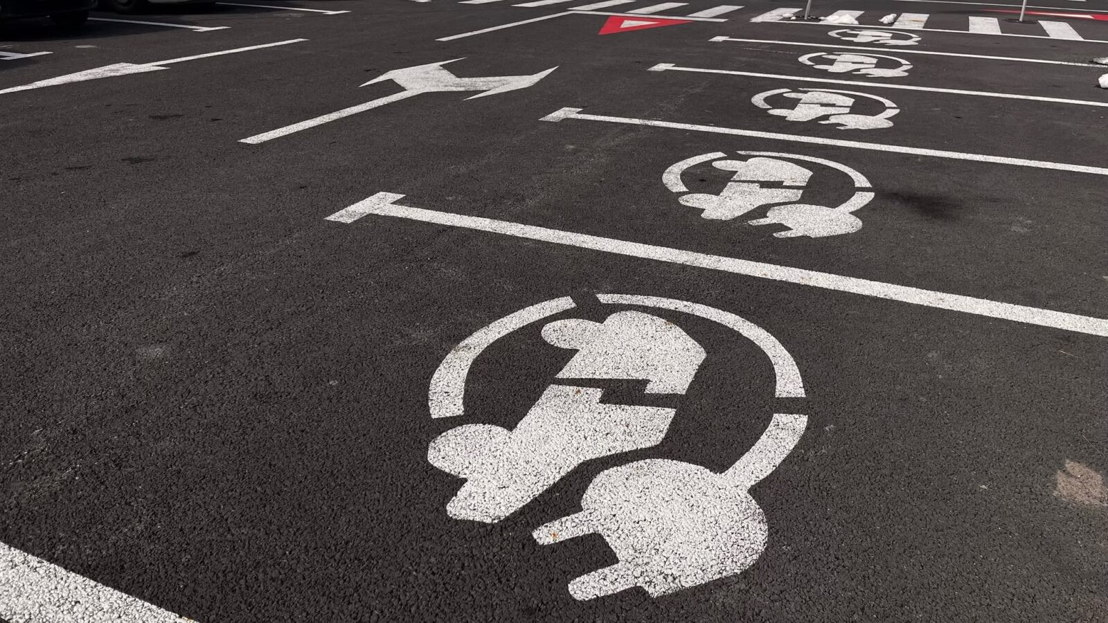 Șapte stații de încărcare ultra rapidă pentru mașinile electrice, puse în funcțiune la Aeroportul Otopeni