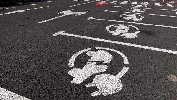 Șapte stații de încărcare ultra rapidă pentru mașinile electrice, puse în funcțiune la Aeroportul Otopeni