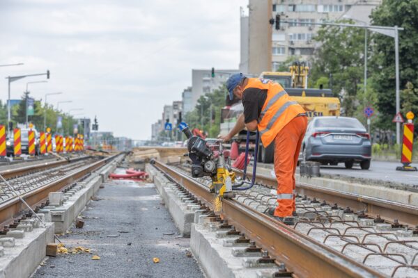 Lucrările de pe Prelungirea Ghencea avansează. Se lucrează la rețelele de utilități și la linia de tramvai | FOTO: PMB