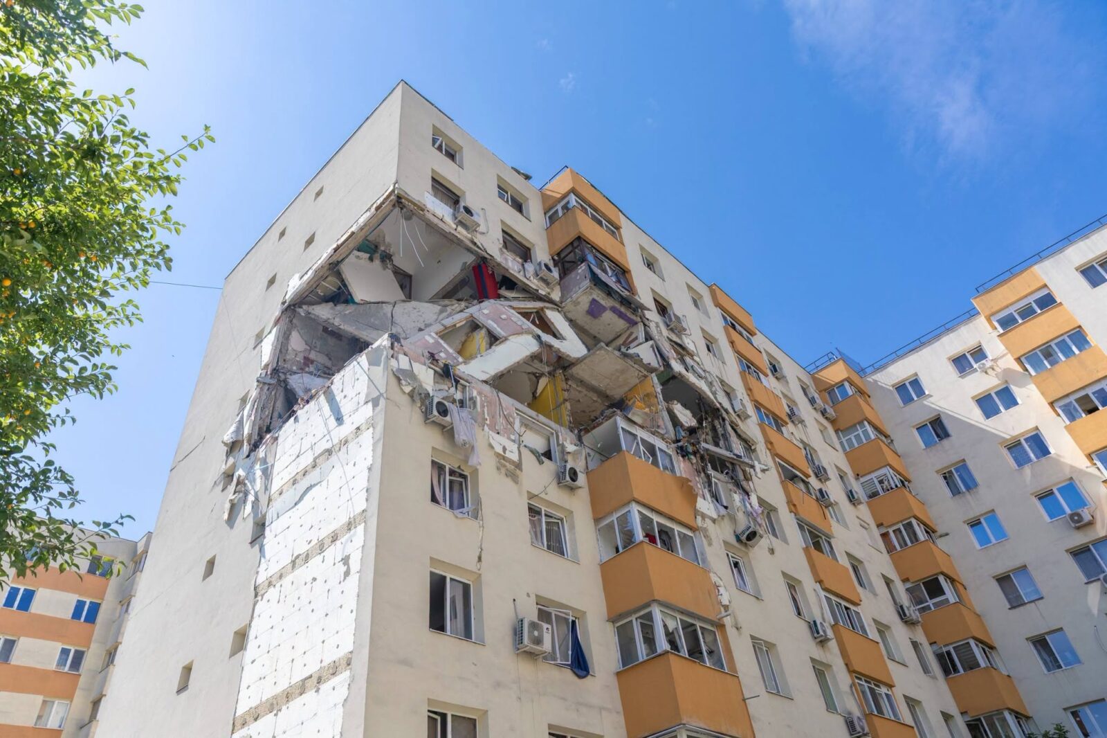 Încep lucrările de punere în siguranță pentru blocul din Rahova. Când vor putea locatarii să intre în clădire pentru a recupera bunurile