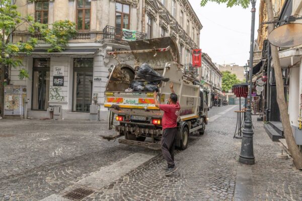 Reguli noi pentru curățenia din Capitală. Regulamentul a fost în dezbatere publică și va fi supus la vot în Consiliul general. FOTO: PMB
