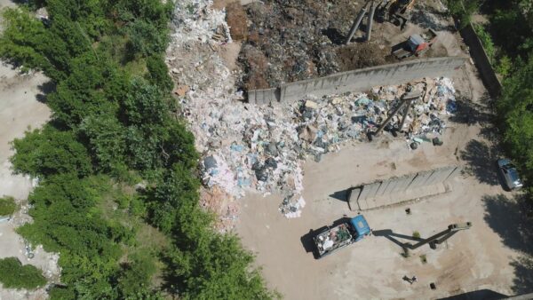 Depozit ilegal de deșeuri în Sectorul 3. Amendă de 32.000 de euro și vehicul confiscat, după sesizările cetățenilor. Foto: Garda Naţională de Mediu/ Facebook