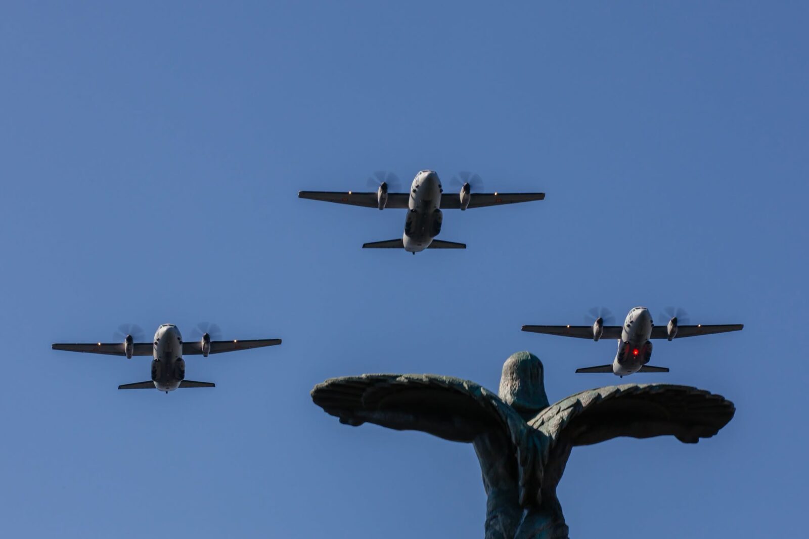 Monumentul Eroilor Aerului din Piața Aviatorilor, survolat de aeronave militare duminică, de „Ziua Aviației Române”