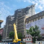 FOTO | Cum arată acoperișul de pe Bulevardul Magheru care stă să cadă. Traficul a fost restricționat