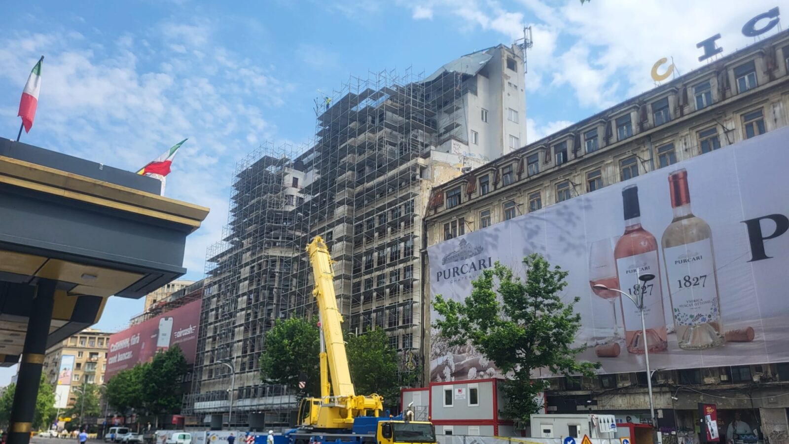 FOTO | Cum arată acoperișul de pe Bulevardul Magheru care stă să cadă. Traficul a fost restricționat