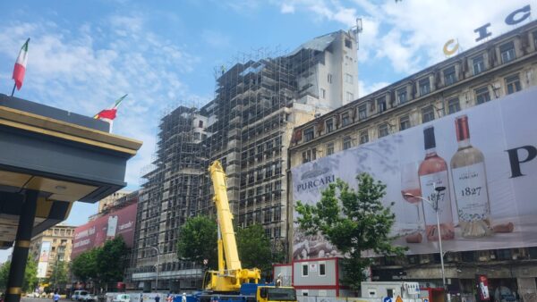 FOTO | Cum arată acoperișul de pe Bulevardul Magheru care stă să cadă. Traficul a fost restricționat