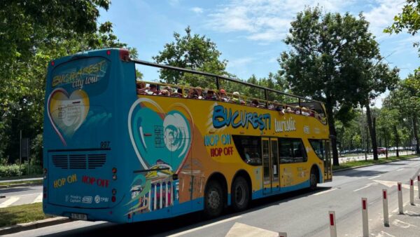 Modificări de traseu pentru autobuzele Bucharest City Tour. Vor ajunge la Catedrala Națională, iar vinerea trec și pe Calea Victoriei