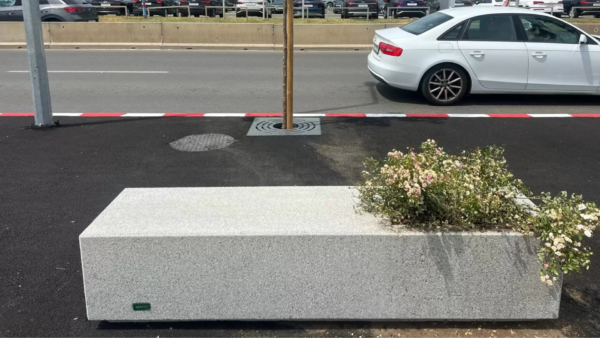 Ecovol SA, compania publică din Voluntari, consideră că băncile-jardinieră din articolul BdB sunt „ansambluri de mobilier urban formate din bănci cu jardiniere incorporate”