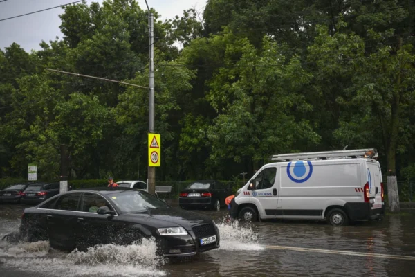Apa Nova: Bucureștiul a înregistrat într-o singură noapte peste 92% din media lunară de precipitații pentru iunie. FOTO: Inquam Photos/Codrin Unici