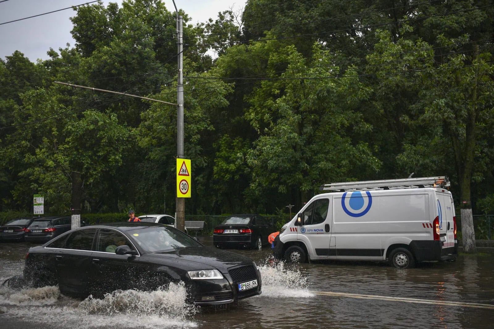 Apa Nova: Bucureștiul a înregistrat într-o singură noapte peste 92% din media lunară de precipitații pentru iunie. FOTO: Inquam Photos/Codrin Unici