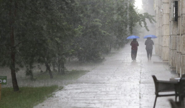 Capitala, din nou, sub cod galben de instabilitate atmosferică. Vor fi averse și vânt puternic. Foto: Inquam Photos /Octav Ganea