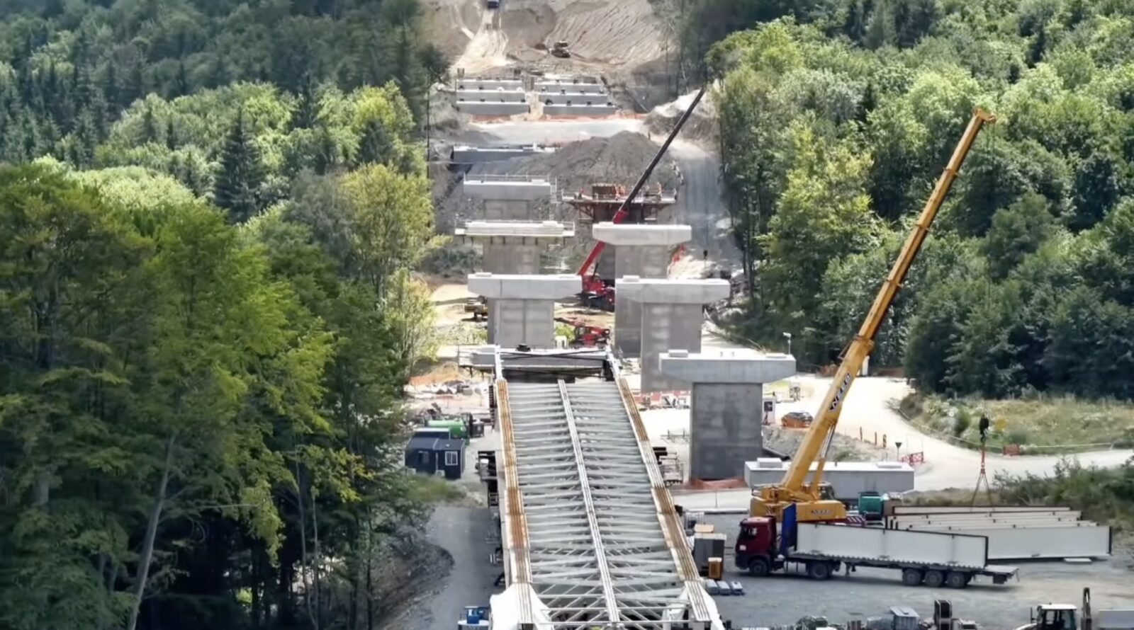 VIDEO | Stadiul lucrărilor pe Secțiunea 3 a Autostrăzii A1, cea care va lega Bucureștiul de Sibiu. „Podul Verde” este gata în proporție de 56%