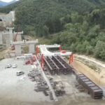 VIDEO | A început montarea tablierul metalic la viaductul Valea Pleșei, pe Secțiunea 2 a Autostrăzii A1, cea care va lega Bucureștiul de Sibiu