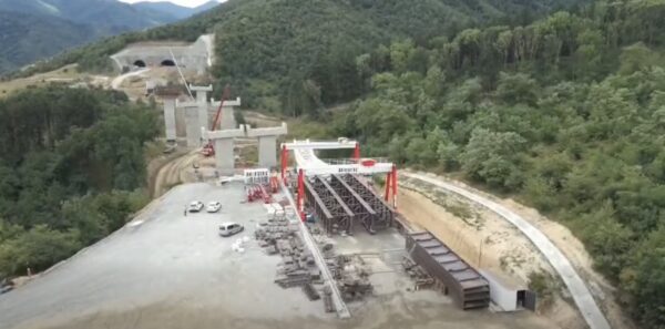 VIDEO | A început montarea tablierul metalic la viaductul Valea Pleșei, pe Secțiunea 2 a Autostrăzii A1, cea care va lega Bucureștiul de Sibiu