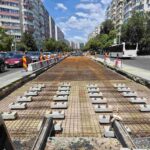 Se montează șina de tramvai pe ultimii 50 de metri ai șantierului de pe Bulevardul Chișinău.