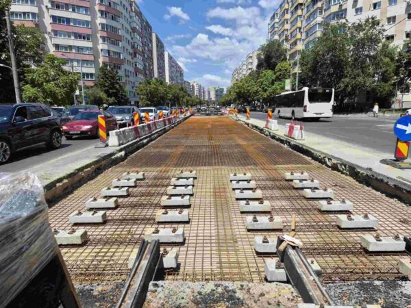 Se montează șina de tramvai pe ultimii 50 de metri ai șantierului de pe Bulevardul Chișinău.