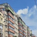 Incendiu la un bloc de pe Calea Moșilor. Pompierii intervin cu mai multe autospeciale de stingere