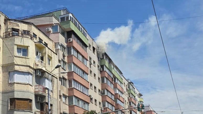 Incendiu la un bloc de pe Calea Moșilor. Pompierii intervin cu mai multe autospeciale de stingere