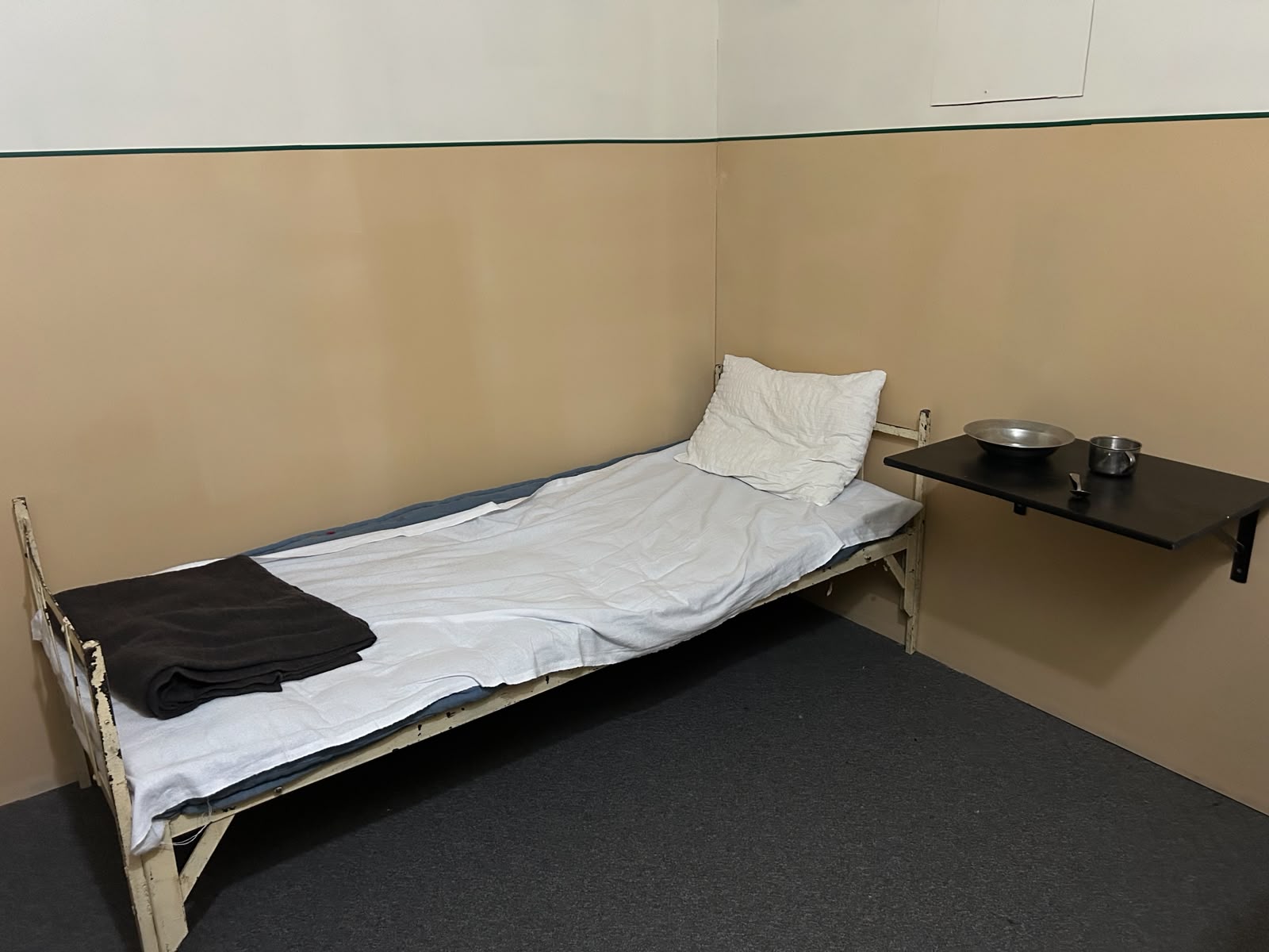 Ultima voce a dictaturii. Expoziția în care se aud sunetele reale ale anchetelor Securității