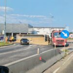 Un camion cu cereale s-a răsturnat pe Centura Bucureștiului. Traficul este îngreunat