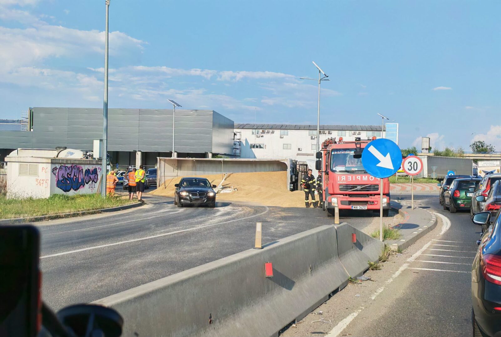 Un camion cu cereale s-a răsturnat pe Centura Bucureștiului. Traficul este îngreunat