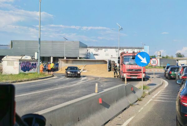 Un camion cu cereale s-a răsturnat pe Centura Bucureștiului. Traficul este îngreunat