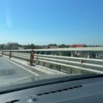 La o lună după raportul CNAIR despre podul peste Autostrada A0 din comuna Berceni, totul merge „parcă stă”. Au fost montate balize de semnalizare, dar nu s-a demarat nicio lucrare | FOTO: Alexandru Stan / Cameră de bord