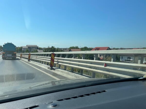 La o lună după raportul CNAIR despre podul peste Autostrada A0 din comuna Berceni, totul merge „parcă stă”. Au fost montate balize de semnalizare, dar nu s-a demarat nicio lucrare | FOTO: Alexandru Stan / Cameră de bord