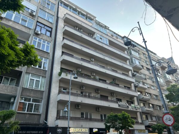 Blocul în care Primăria vrea să înceapă consolidarea, dar lucrările sunt blocate