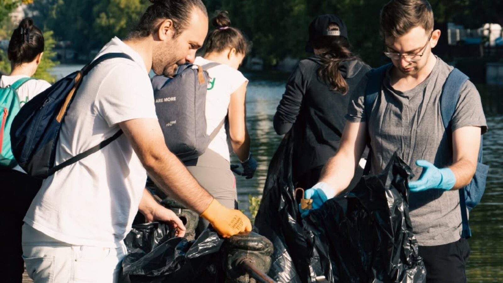 Acțiune de curățare a malurilor Dâmboviței, vineri. Cum se pot înscrie bucureștenii care vor să participe