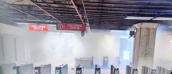 Incendiu la metrou, în stația „Universitate”. Focul a pornit după ce umiditatea a ajuns la un izolator