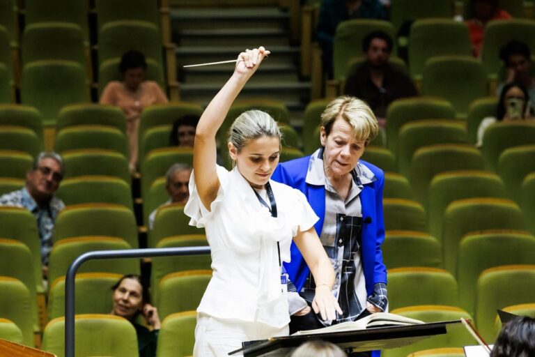 Marin Alsop, discipolă a lui Leonard Bernstein, dirijează pentru prima dată în România, la Concursul Enescu
