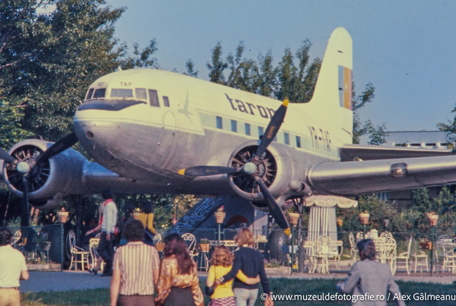 Cum se „plimbau” bucureștenii cu avionul prin Herăstrău. Povestea singurului Bar Avion din Capitală, care a funcționat până în anii '80 | FOTO: Muzeul de Fotografie / Alex Gâlmeanu