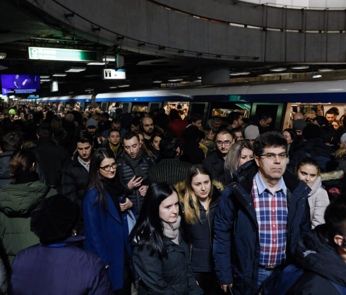„Ambuteiaj” iminent la metrou, fără trenuri suficiente și cu subvenția tăiată