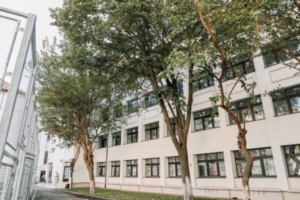 OPINIE | În amintirea anilor de liceu. Cum a fost prima zi de școală în care nu m-am mai întors în banca mea | FOTO: eminescubucuresti.ro