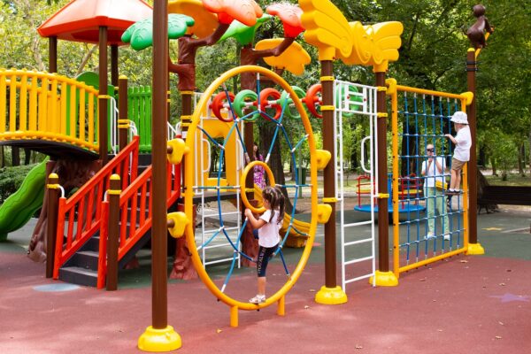 Locuri de joacă, redeschise după modernizare. Foto: FB/ Nicușor Dan