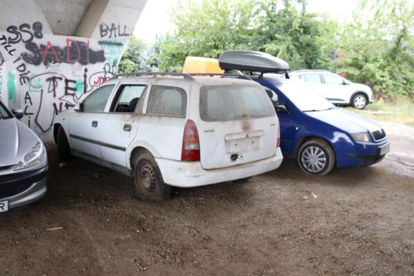 Dispar mașinile abandonate pe domeniul public. Primăria a demarat o campanie de ridicare a acestora. FOTO: PS2
