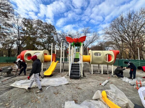 ALPAB amenajează un nou loc de joacă, în Parcul Tineretului. FOTO: PMB