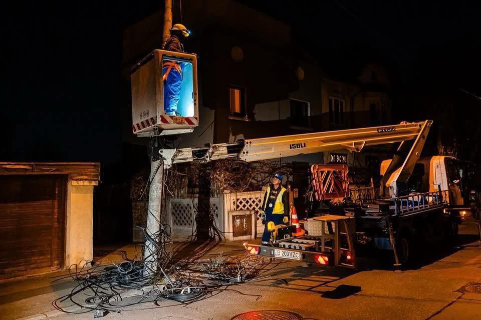 Cablurile de pe stâlpii Capitalei sunt, în continuare, la vedere. Proiectul Netcity a început pe vremea primarului Oprescu. FOTO: Facebook/Nicusor Dan