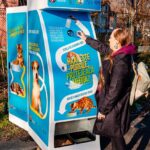 Ciucu vs Nicușor, faza pe pisici. Dispensere de hrană, după căsuțele din Sectorul 6. FOTO: Facebook/Nicușor Dan