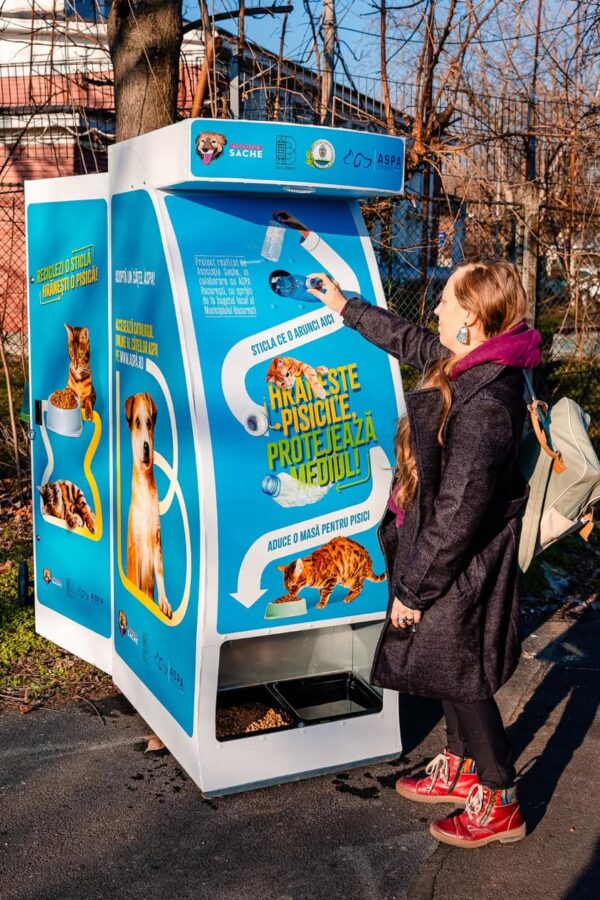 Ciucu vs Nicușor, faza pe pisici. Dispensere de hrană, după căsuțele din Sectorul 6. FOTO: Facebook/Nicușor Dan