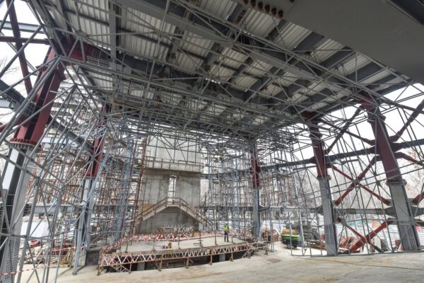 Lucrările la Centrul Cultural Favorit au intrat în linie dreapta. Complexul ar putea fi gata, anul viitor. FOTO: PS6